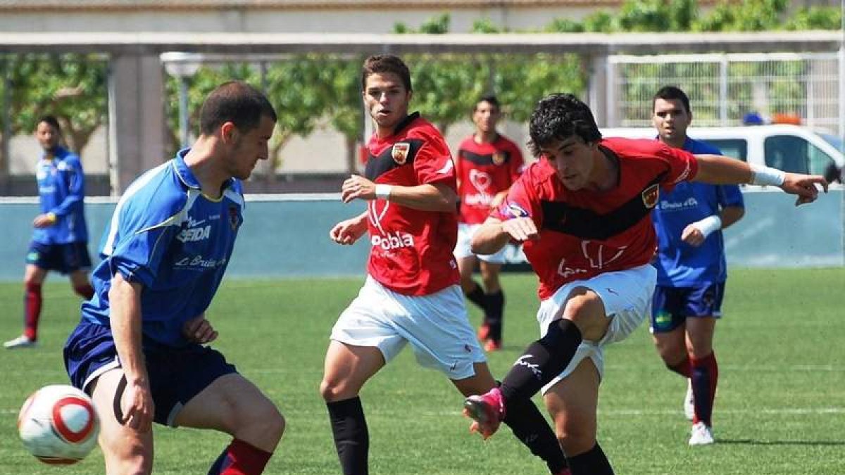 Julio Rico, a la derecha, durante un encuentro con el Nastic de Tarragona.