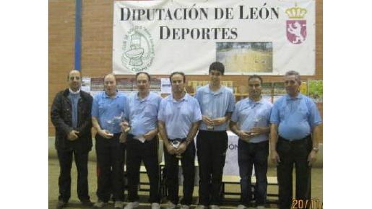 El Club Nocedo B posa con sus trofeos de campeón.