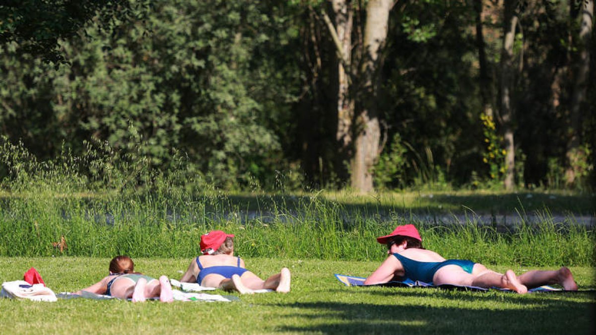 El cierre de las piscinas municipales hace que aumente la afluencia a La Candamia.