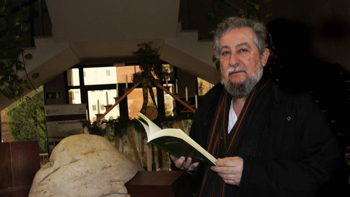 Gustavo Vega, el día de la presentación de su libro. A la derecha, una de sus peculiares obras.