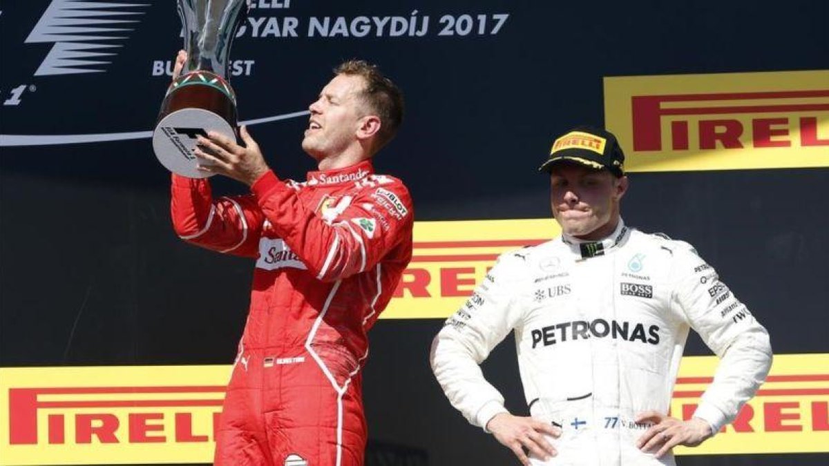 Sebastian Vettel celebra su victoria en Hungría ante Valttri Bottas.