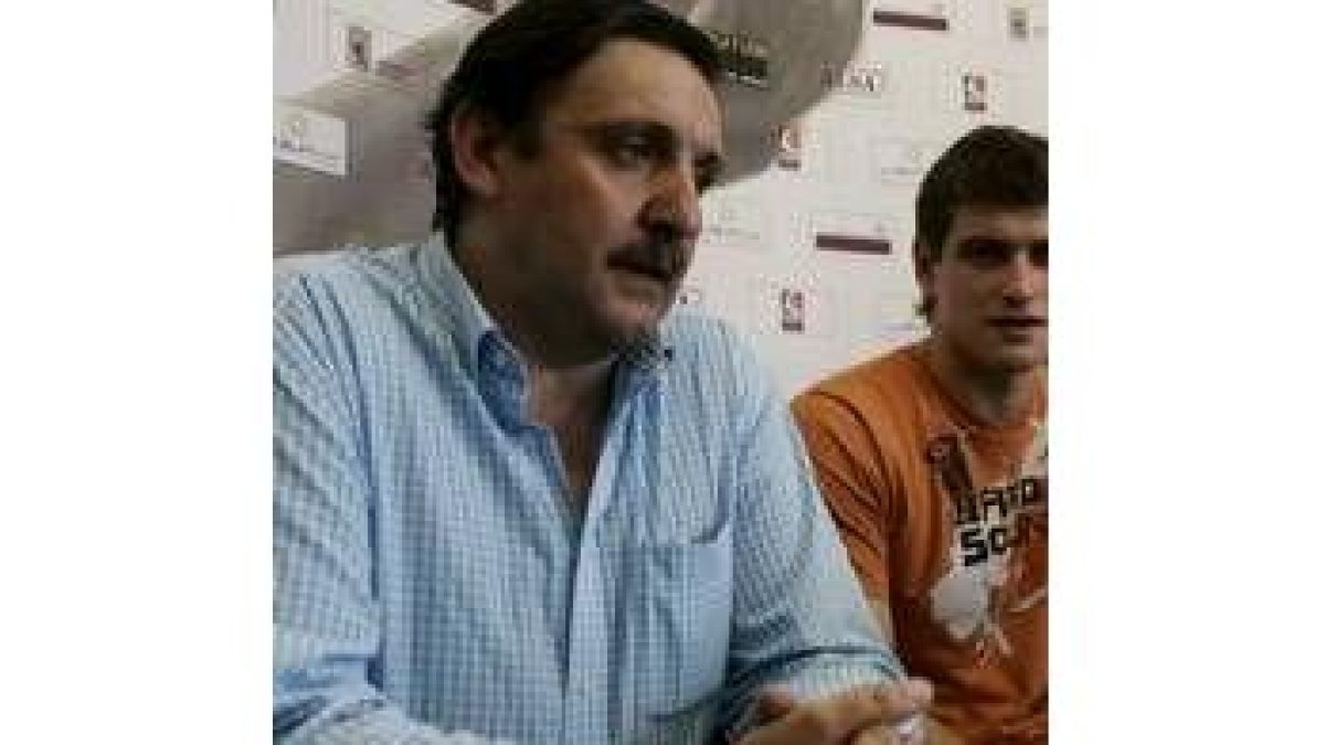 Manolo Cadenas ante un cuadro suyo en una exposición en homenaje al Ademar