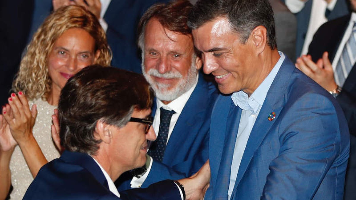 Padro Sánchez (d) saluda ayer a Salvador Illa. JAVIER LÓPEZ