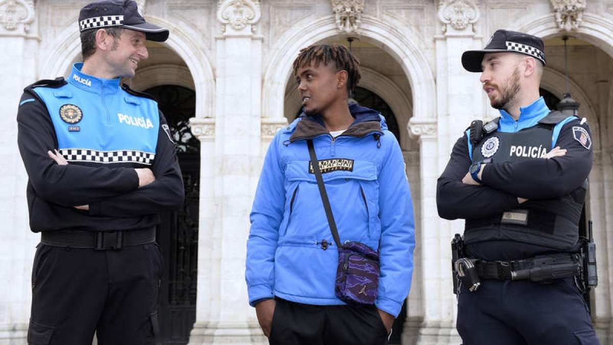 Sied Muhamed con los policías municipales de Valladolid que reanimaron al joven que él rescató. NACHO GALLEGO