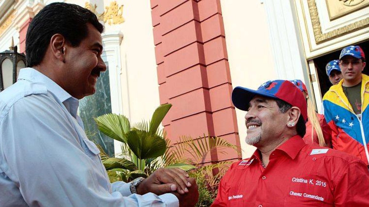 Nicolás Maduro saluda a Diego Armando Maradona.
