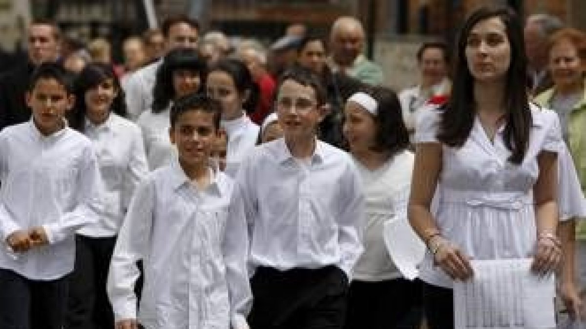Los escolares de la zona acudieron uniformados al evento