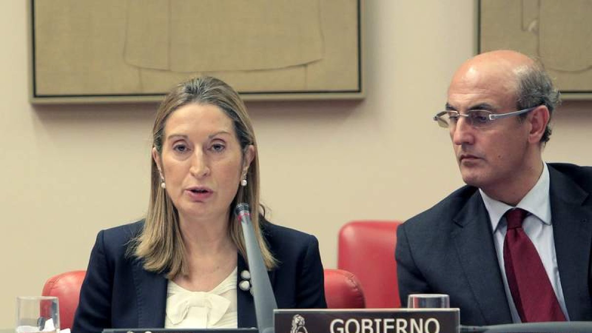 La ministra de Fomento, Ana Pastor, ayer, en el Congreso, al inicio de la Comisión de Infraestructuras.
