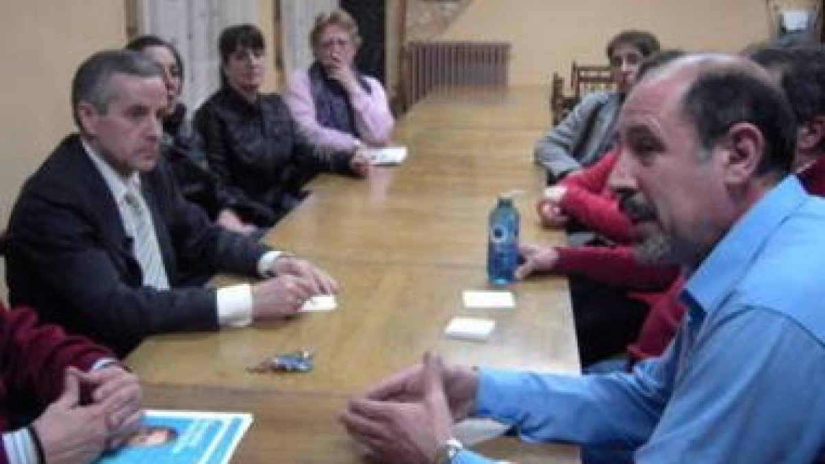 Emilio Gutiérrez con los vecinos del barrio de La Inmaculada.
