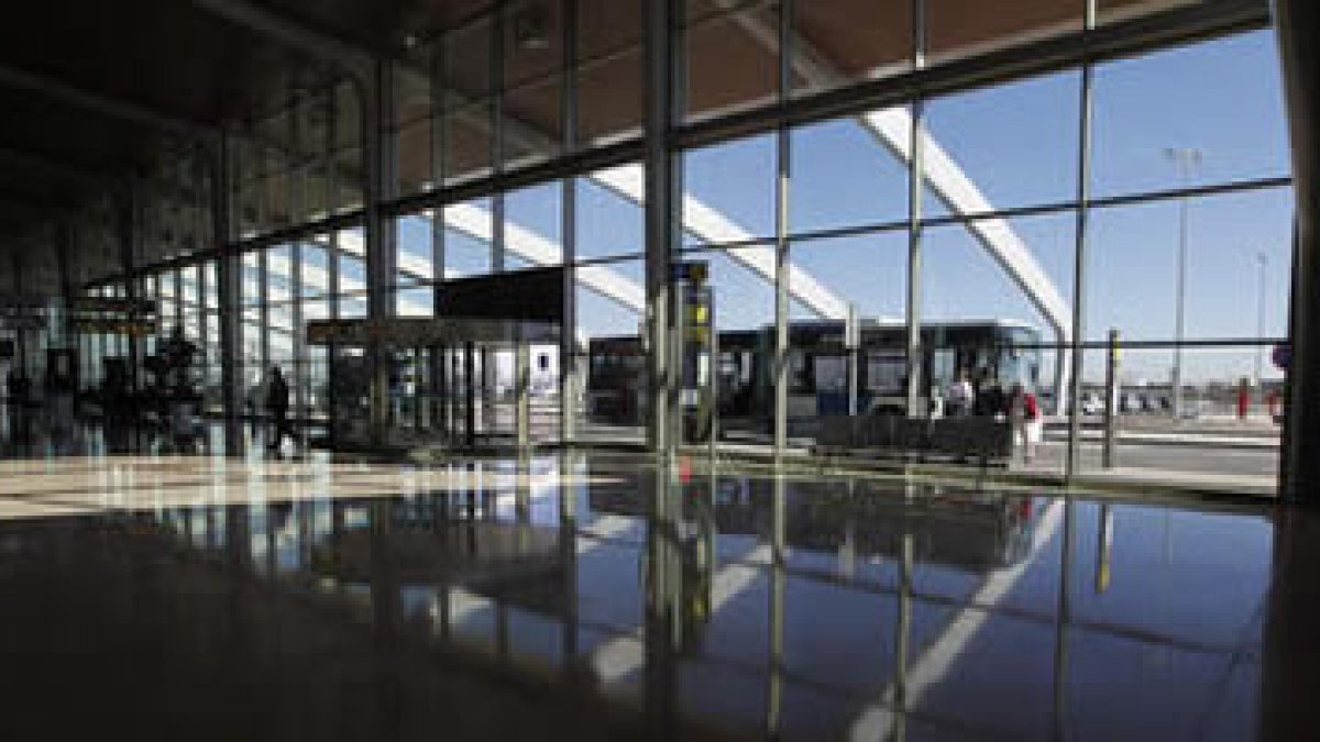 La nueva terminal del aeropuerto, vacía, a la espera de los pasajeros del siguiente vuelo.