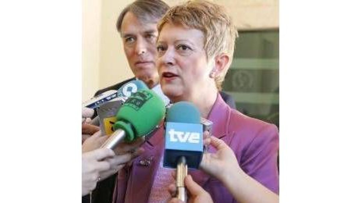 Consuelo Rumí, ayer en León, junto a Francisco Álvarez