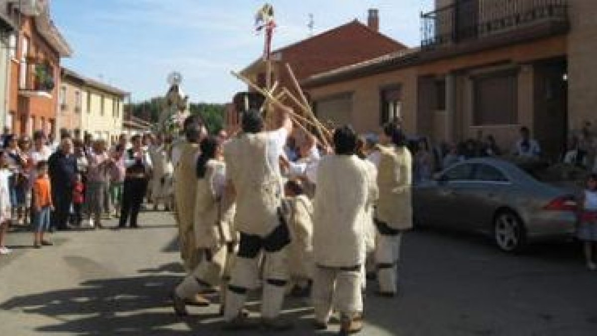 Los pastores honraron a su patrona, la Virgen del Rosario, con el tradicional baile de las cachas.