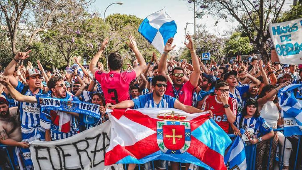 Aficionados bercianos momentos antes de acceder al campo.