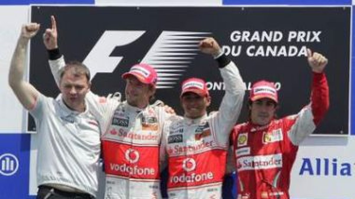 El director de McLaren Mercedes, Dave Redding, Button, Hamilton y Alonso.
