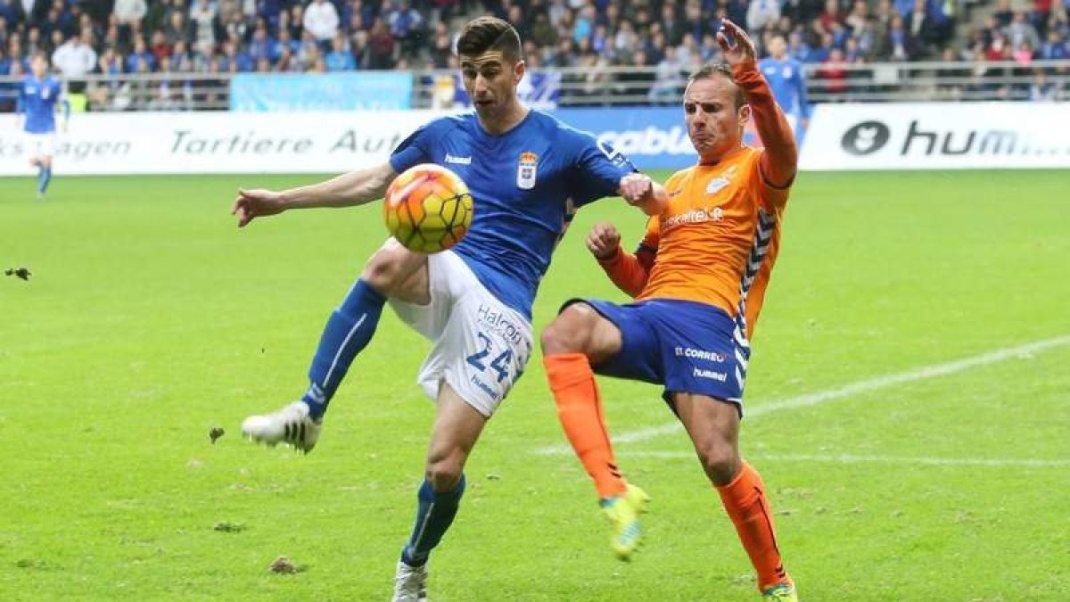 Nacho López, en el transcurso de un partido de la pasada temporada con el Real Oviedo. LA NUEVA ESPAÑA