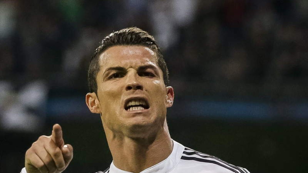 Cristiano Ronaldo celebra un gol con efusividad.