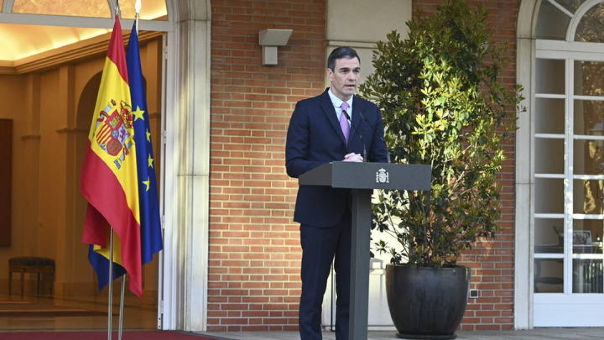 Pedro Sánchez, durante la declaración institucional que ha realizado en el Complejo de la Moncloa este lunes. BORJA PUIG DE LA BELLACASA