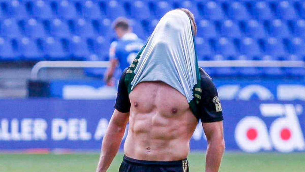 Luis Valcarce se retiró como muestra la imagen a los vestuarios tras caer ante el Deportivo. ALEXANDRE VARELA