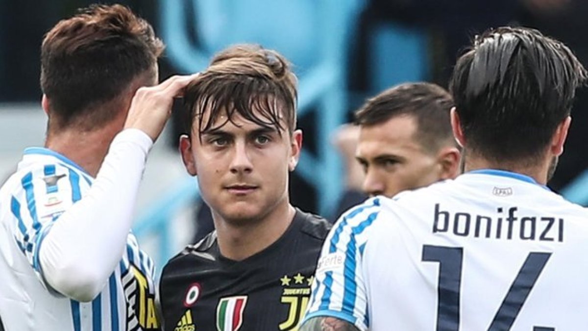 Dybala, de la Juventus, entre dos jugadores del Spal.