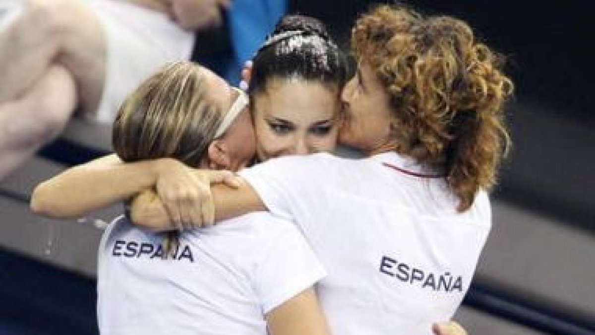 Andrea Fuentes es felicitada por sus entrenadoras.