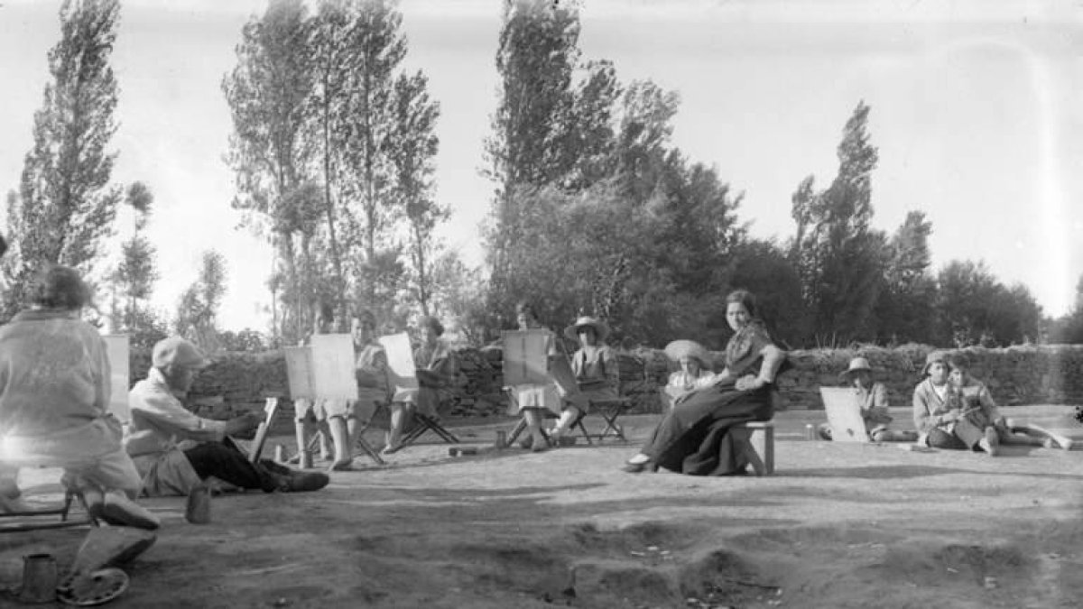 María La Lita posando para los alumnos de la Escuela de Cerámica en el Val de San Lorenzo.