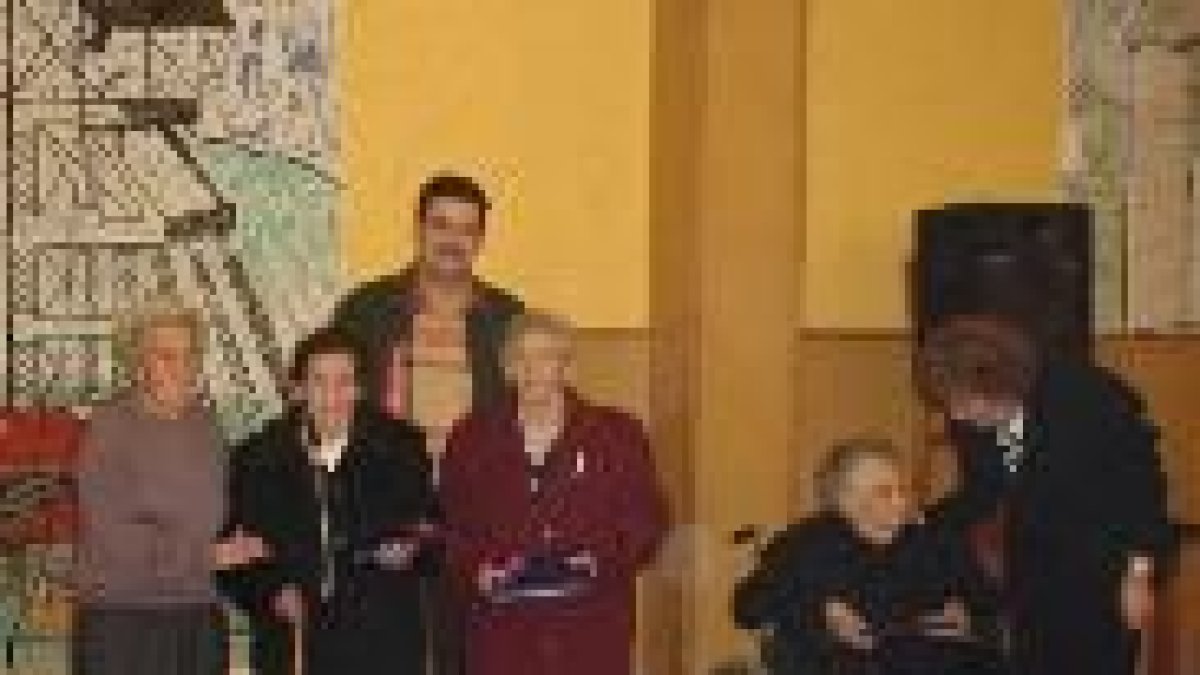 El alcalde de Sabero posa con los homenajeados