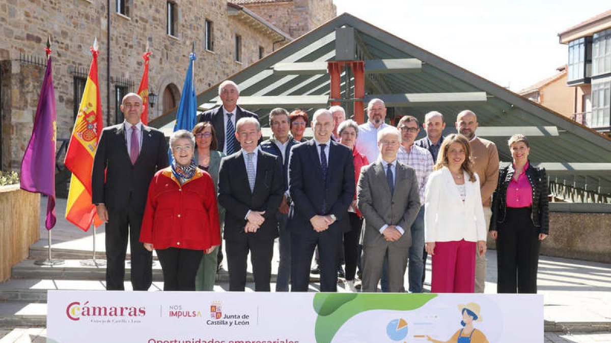 Fotografía de familia del encuentro de cámaras celebrado en Astorga. DL