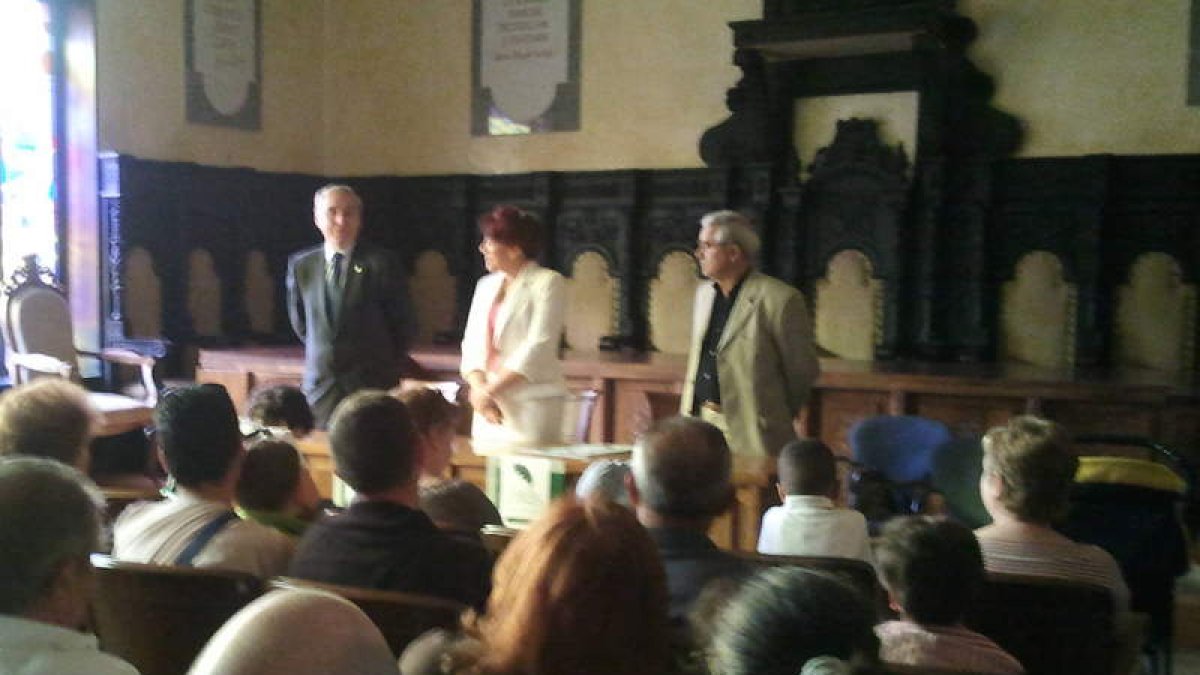 Entre los responsables de Cruz Roja, Victorina Alonso.