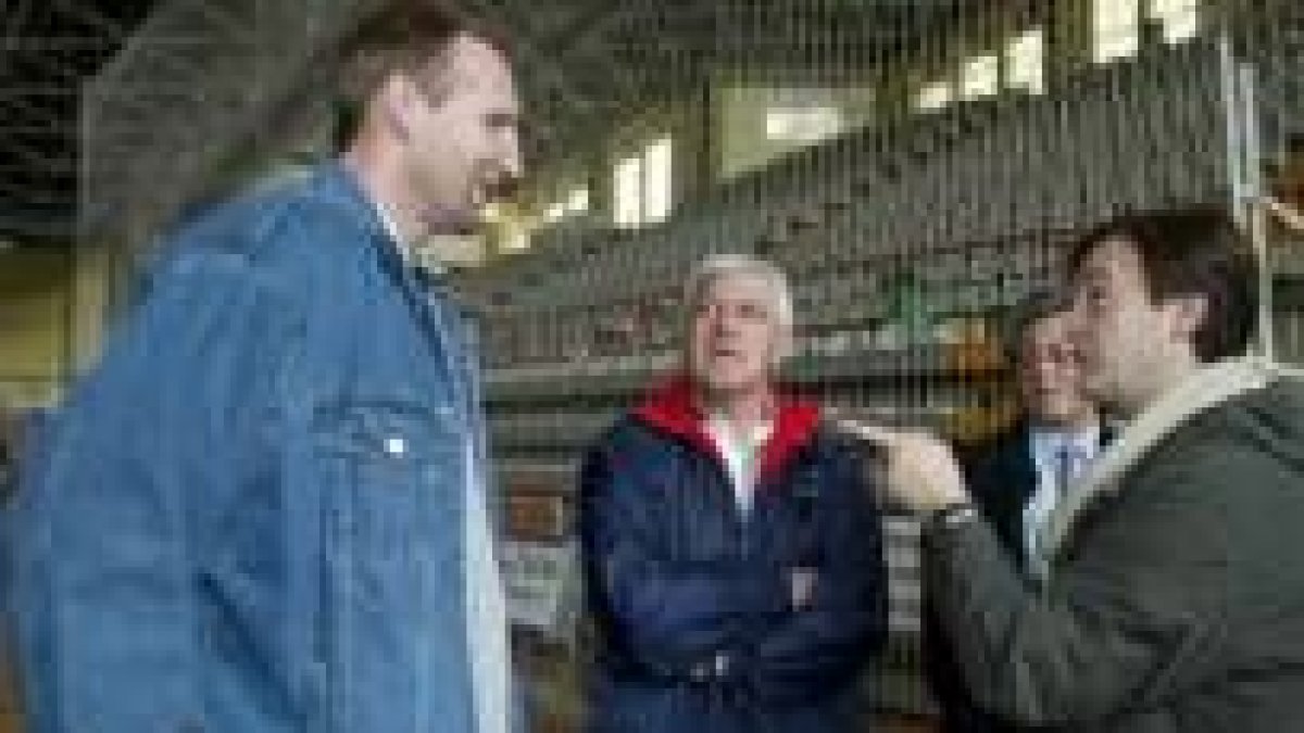 Higgins conversa con directivos del equipo y con el gerente a su llegada al Palacio de Deportes