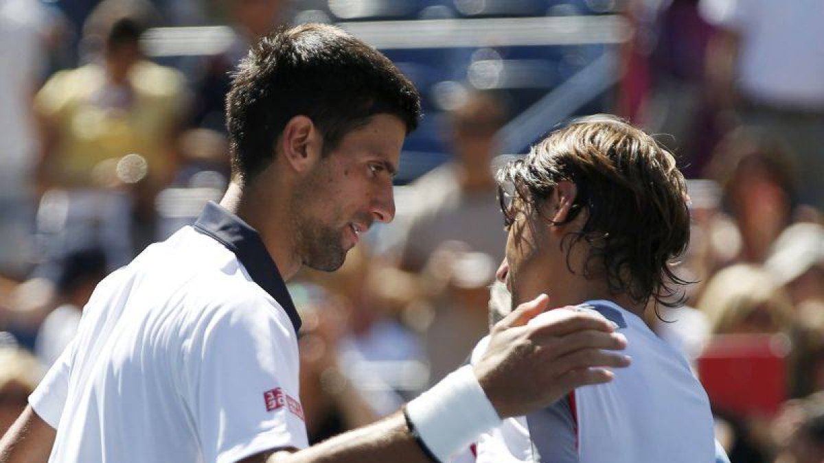 Djokovic se saluda con Ferrer tras el partido de semifinales disputado entre ambos,