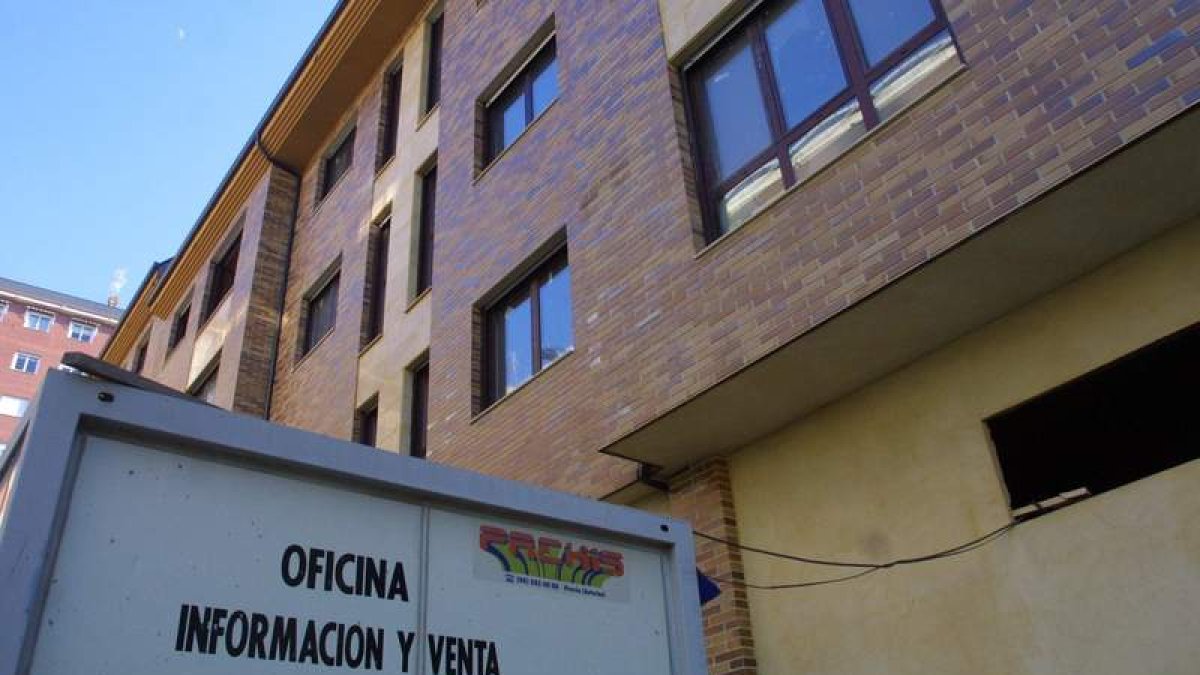 La inminente subida de los tipos de interés y el ahorro acumulado animan la venta de viviendas. L. DE LA MATA