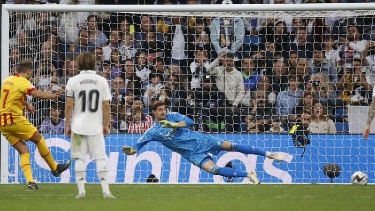 El delantero uruguayo del Girona Cristhian Stuani logró el empate frente al Madrid después de transformar un penalti. JUAN CARLOS HIDALGO