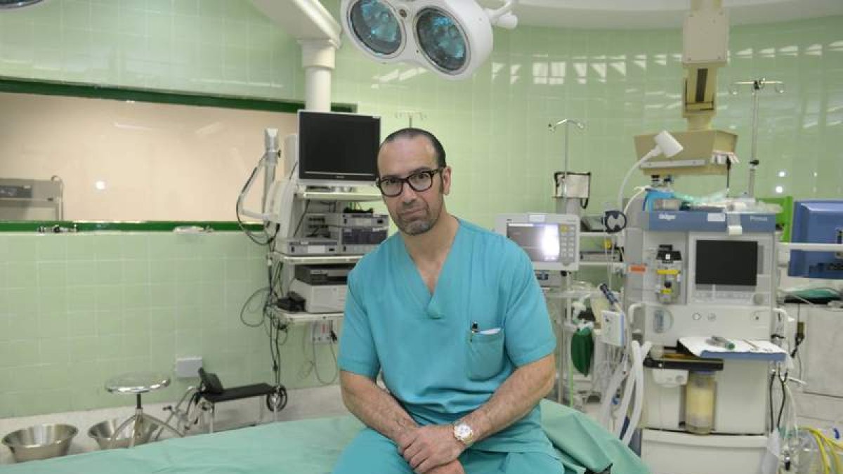 Antonio Rodríguez es el traumatólogo que acaba de realizar el primer tratamiento con células madre en León en una paciente de 51 años