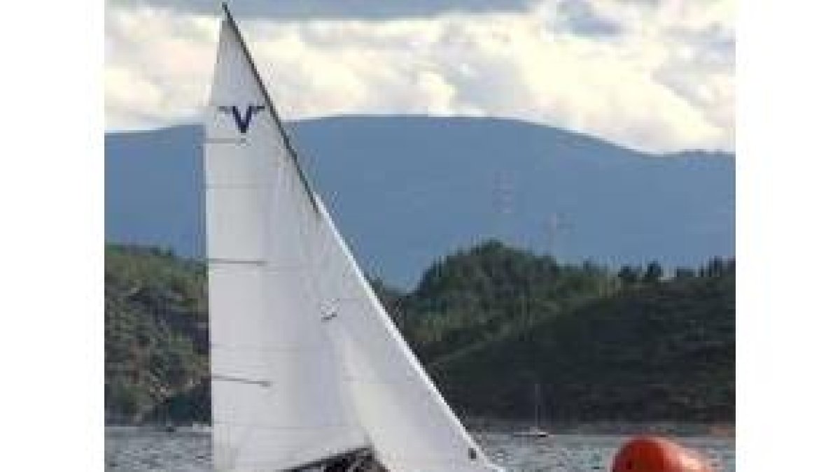 Uno de los barcos participantes afronta el viraje en una de las boyas