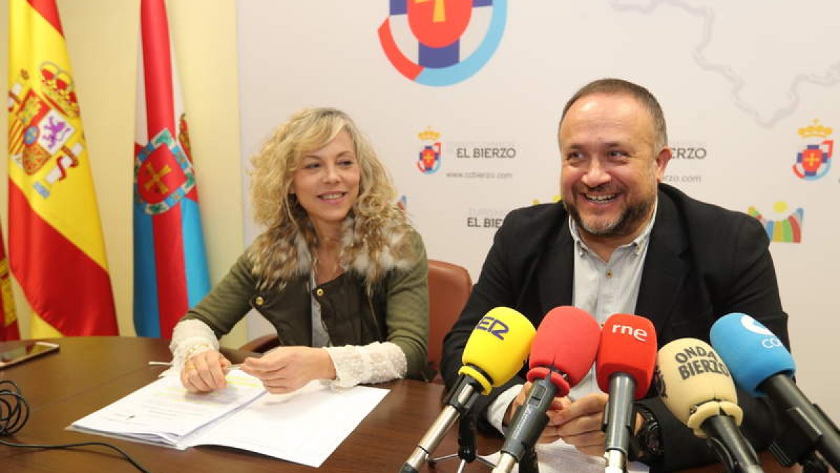 Mónica Salví y Gerardo Álvarez Courel, en la presentación del nuevo servicio. L. DE LA MATA