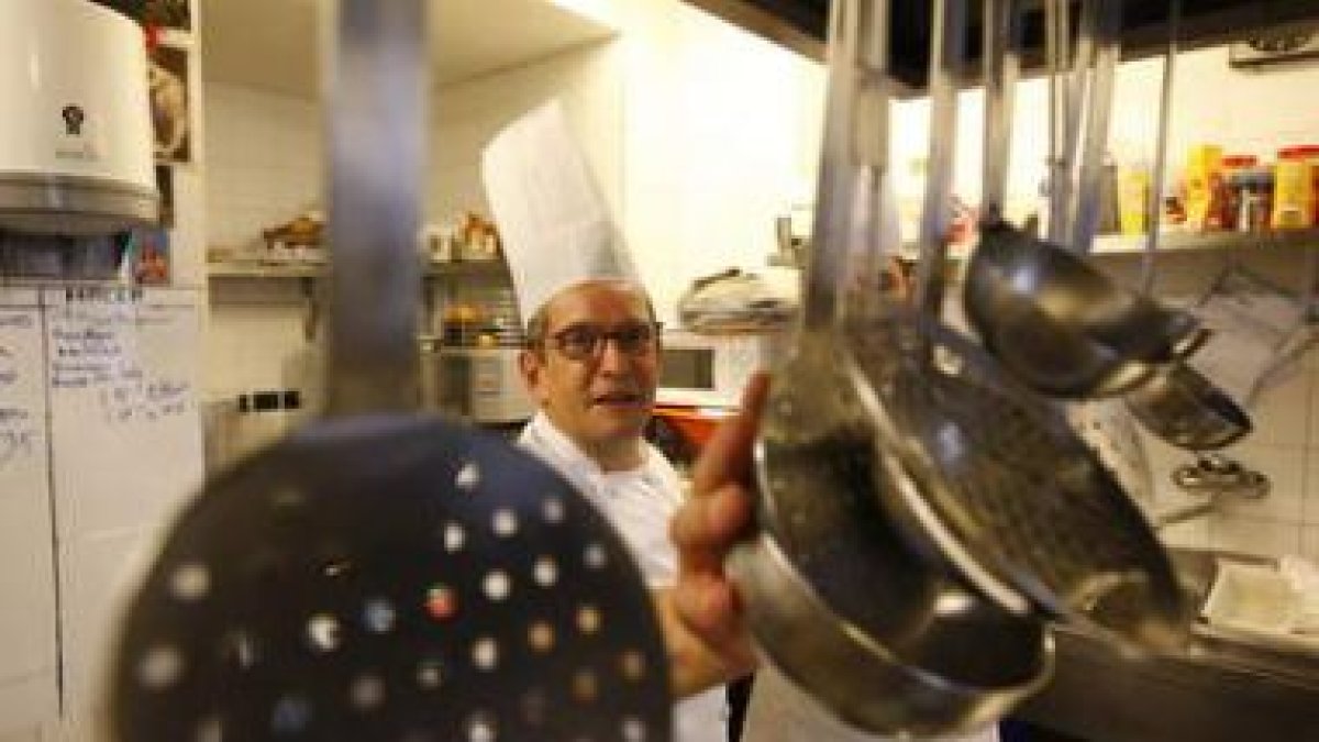 Manuel Mella es el jefe de cocina del restaurante Alfonso V de la capital.