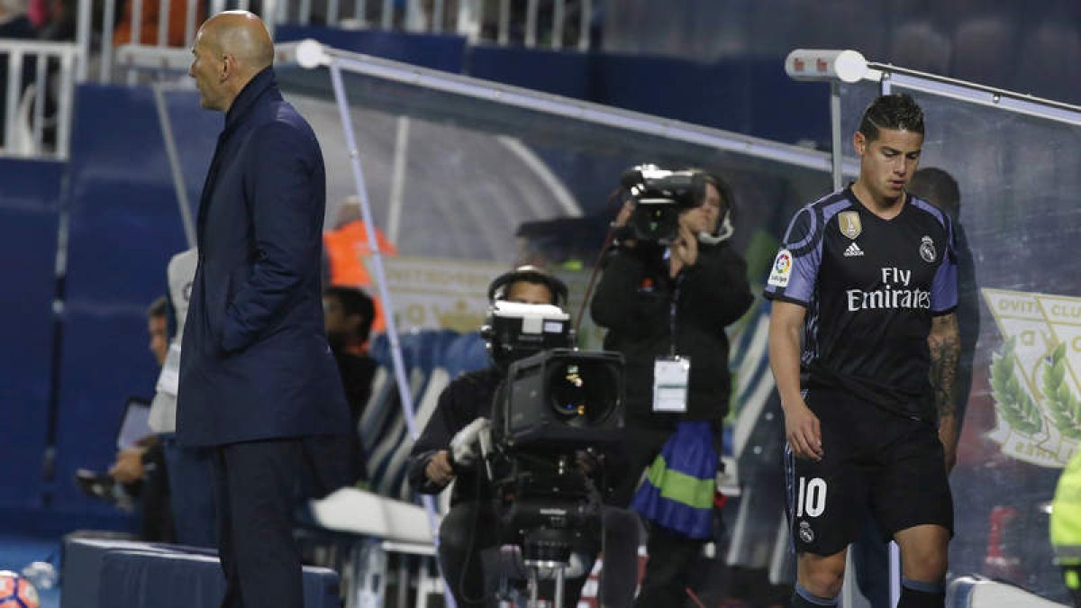 James se va enfadado hacia el banquillo tras ser sustitudo por Zidane contra el Leganés. KIKO HUESCA