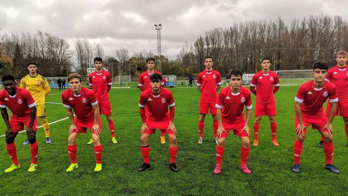 La Cultural, ayer de rojo, consiguió una gran victoria ante el Burgos. TWITTER CULTURAL Y DEPORTIVA LEONESA