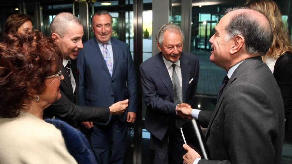 Villanueva, a la llegada a la entrega de premios, saludando a los responsables de Balta.