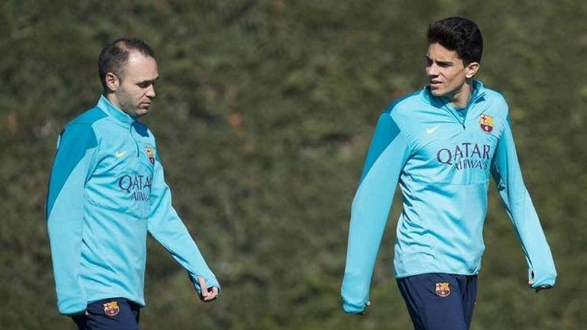 Iniesta y Bartra, en el entrenamiento del Barça de este viernes en la ciudad deportiva Joan Gamper.