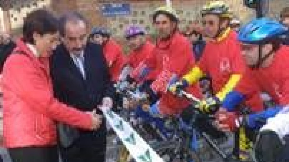 Humildad Rodríguez corta la banda de salida junto al director de El Corte Inglés