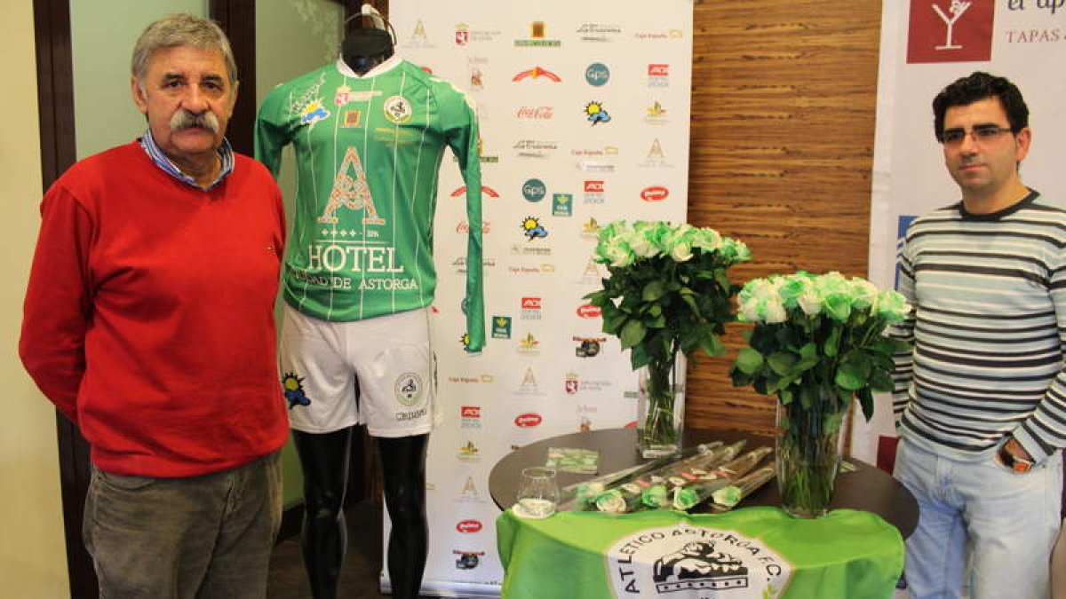 Manuel Ortiz y José Luis de la Iglesia, con la camiseta conmemorativa, las banderas y las flores