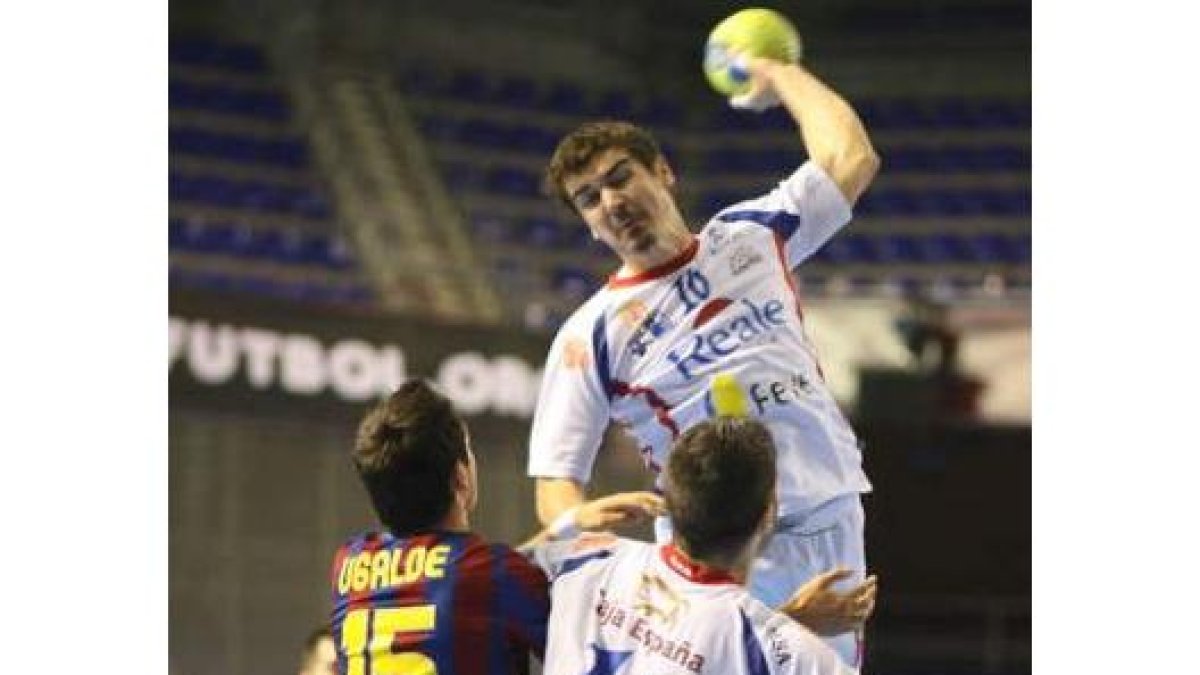 Denis Buntic se eleva para lanzar a puerta durante un partido Ademar-Barcelona.