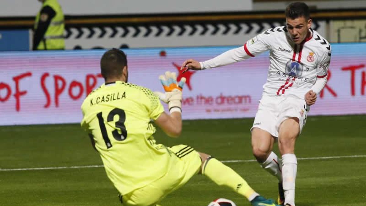 Álex Gallar puso a prueba la calidad y reflejos de Casilla, al que obligó a emplearse a fondo en varias ocasiones. RAMIRO/MARCIANO