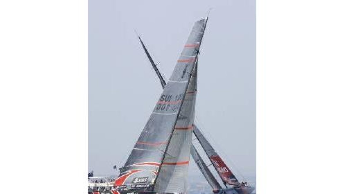 Alinghi y el New Zealand se cruzan como espadas en Valencia