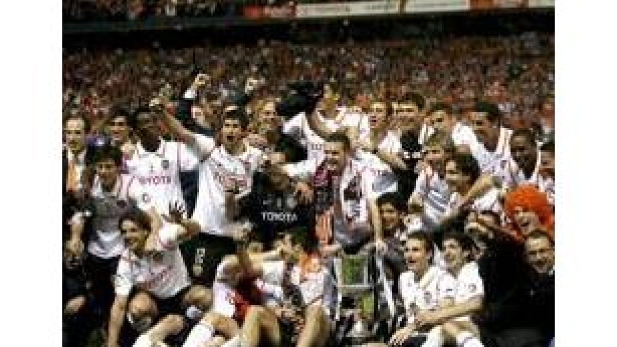 Morientes celebra el gol que sentenciaba la eliminatoria