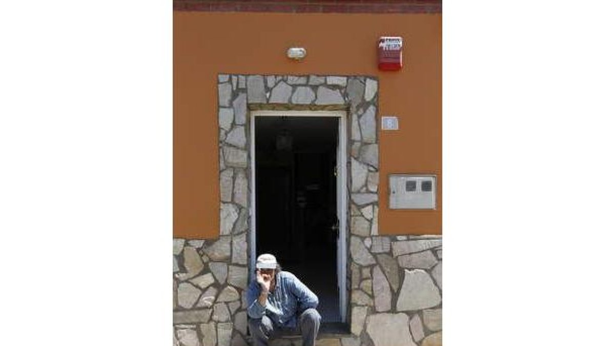 Uno de los internos sentado en la puerta de la residencia Santa Paola de Montaldi.
