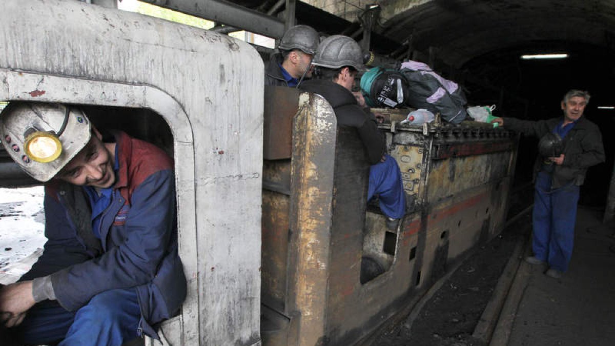 A las 15.30 horas un grupo de mineros comenzó a bajar los bocadillos para la comida, un poco de fruta y mantas y sacos.