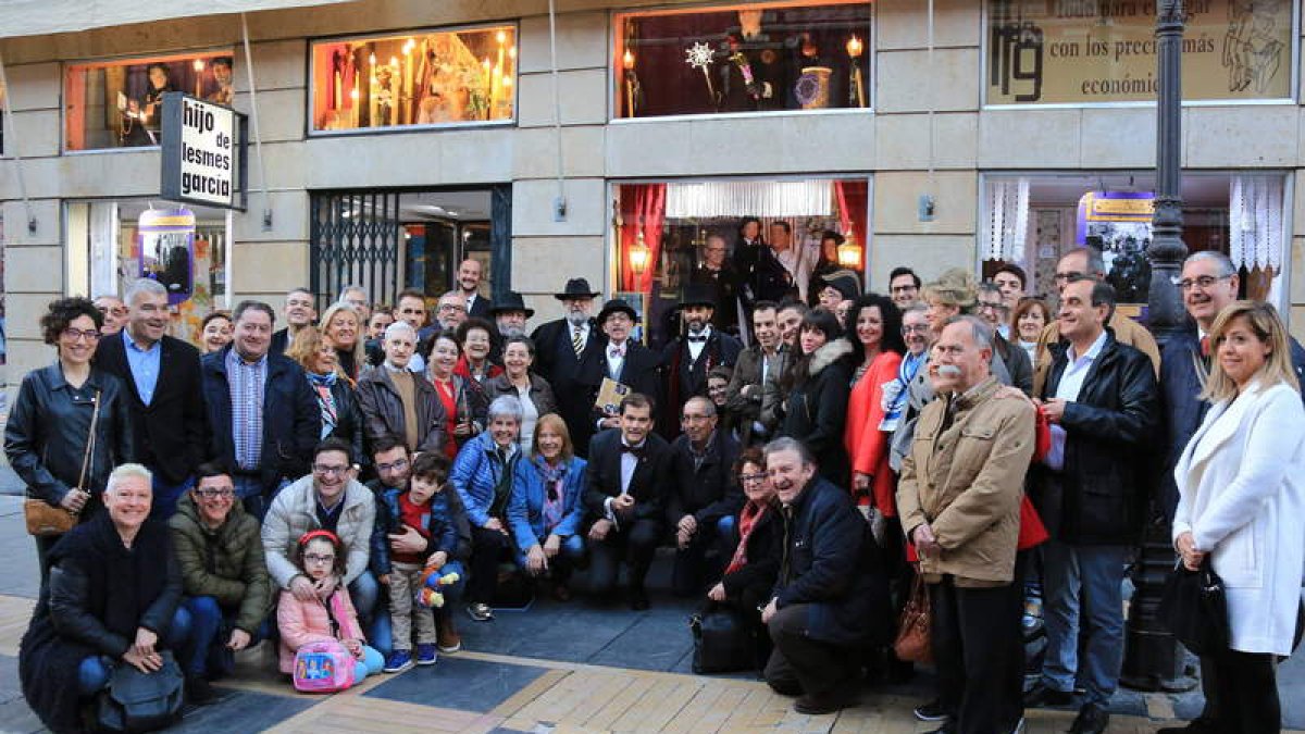 La Iluminada Compañía’ y el nutrido grupo de asistentes a la inauguración del ‘Teatrillo de Vitrina MMXVII’. MANUEL RAMOS
