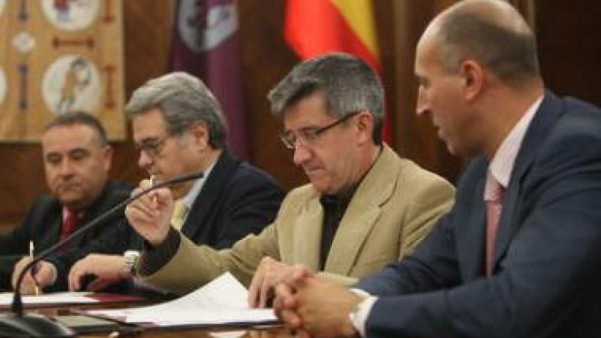 Manuel Fernández Conde, Miguel María Muñoz Medina, Francisco Fernández y José Antonio Díez, durante