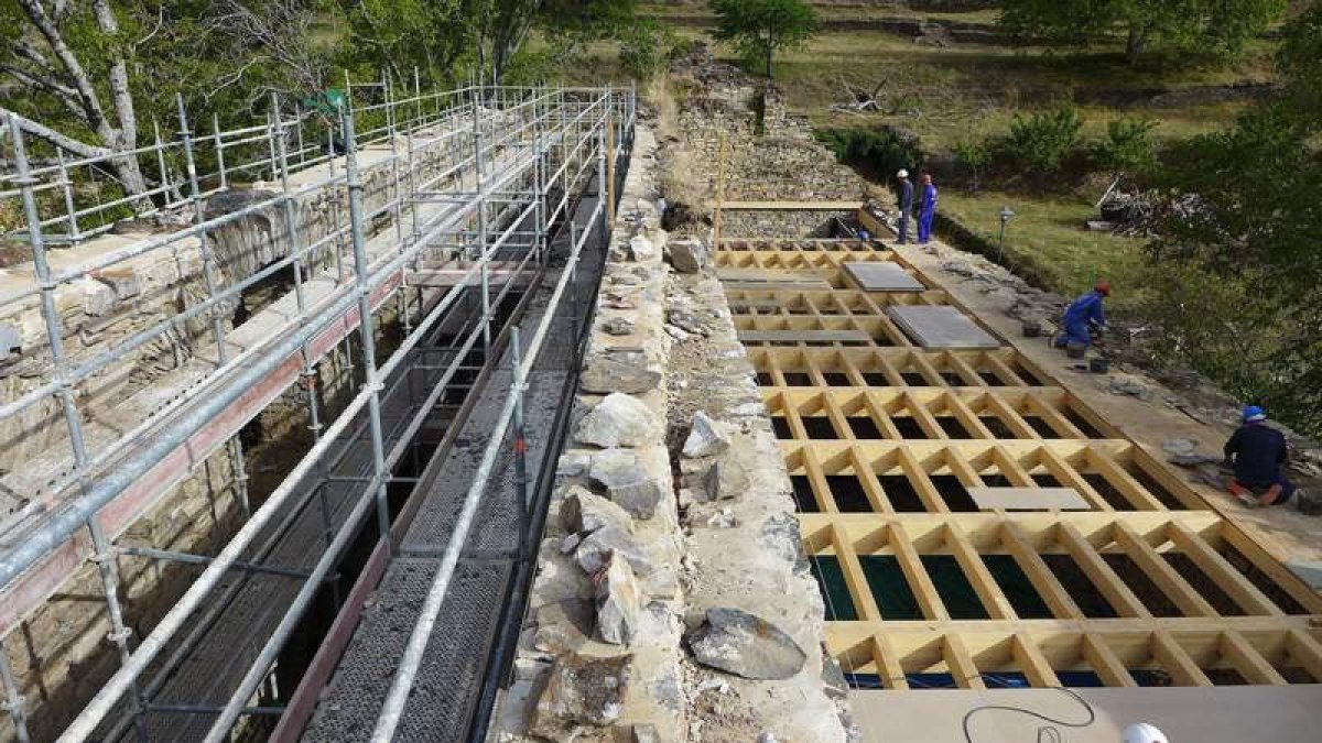 La estructura de madera que colocan los obreros de Trycsa en San Pedro de Montes ya es visible junto a los andamios de la galería oriental. DL